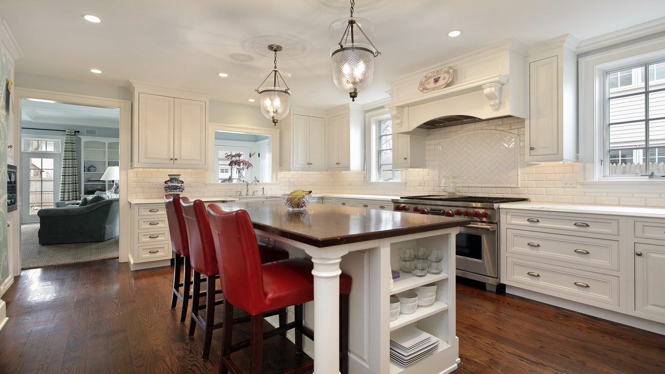 Shaker Style Cabinets in White Kitchen