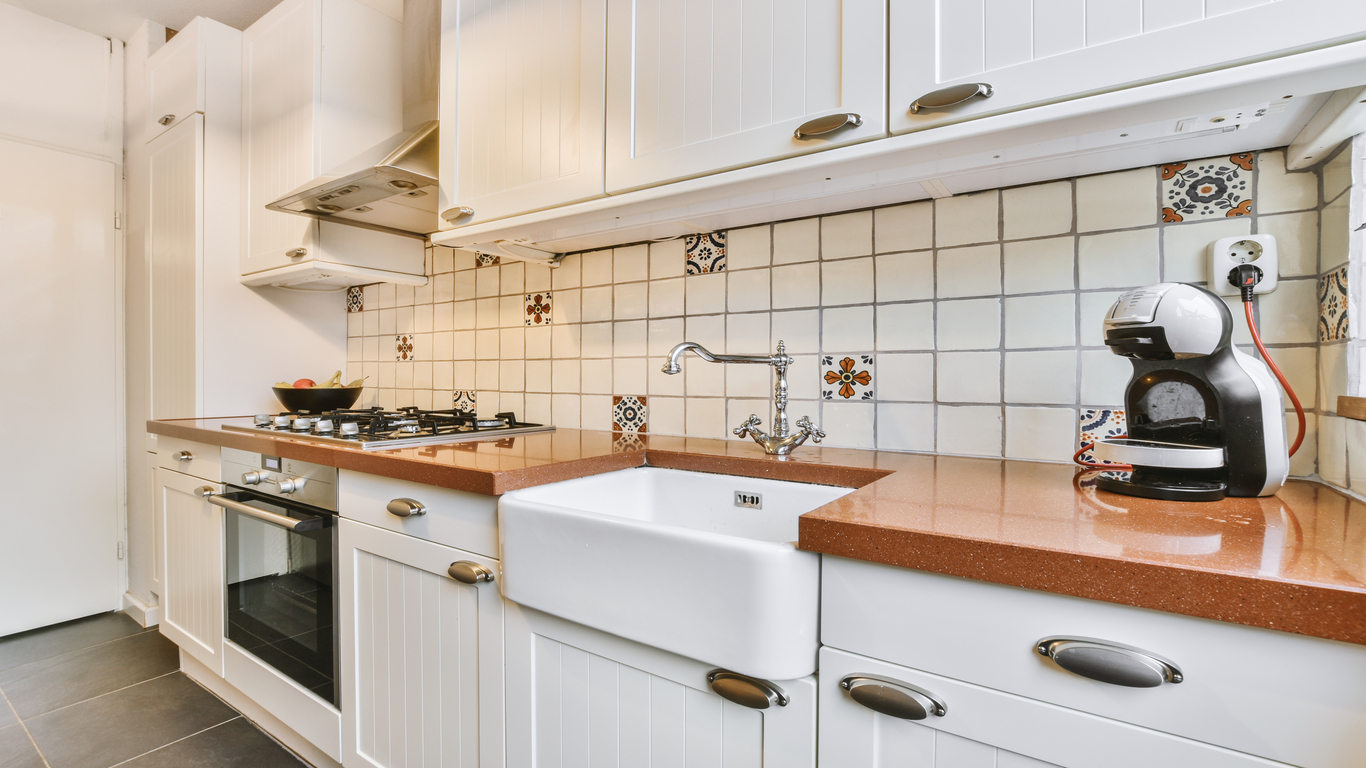 Shaker Style Cabinets in Classic Kitchen