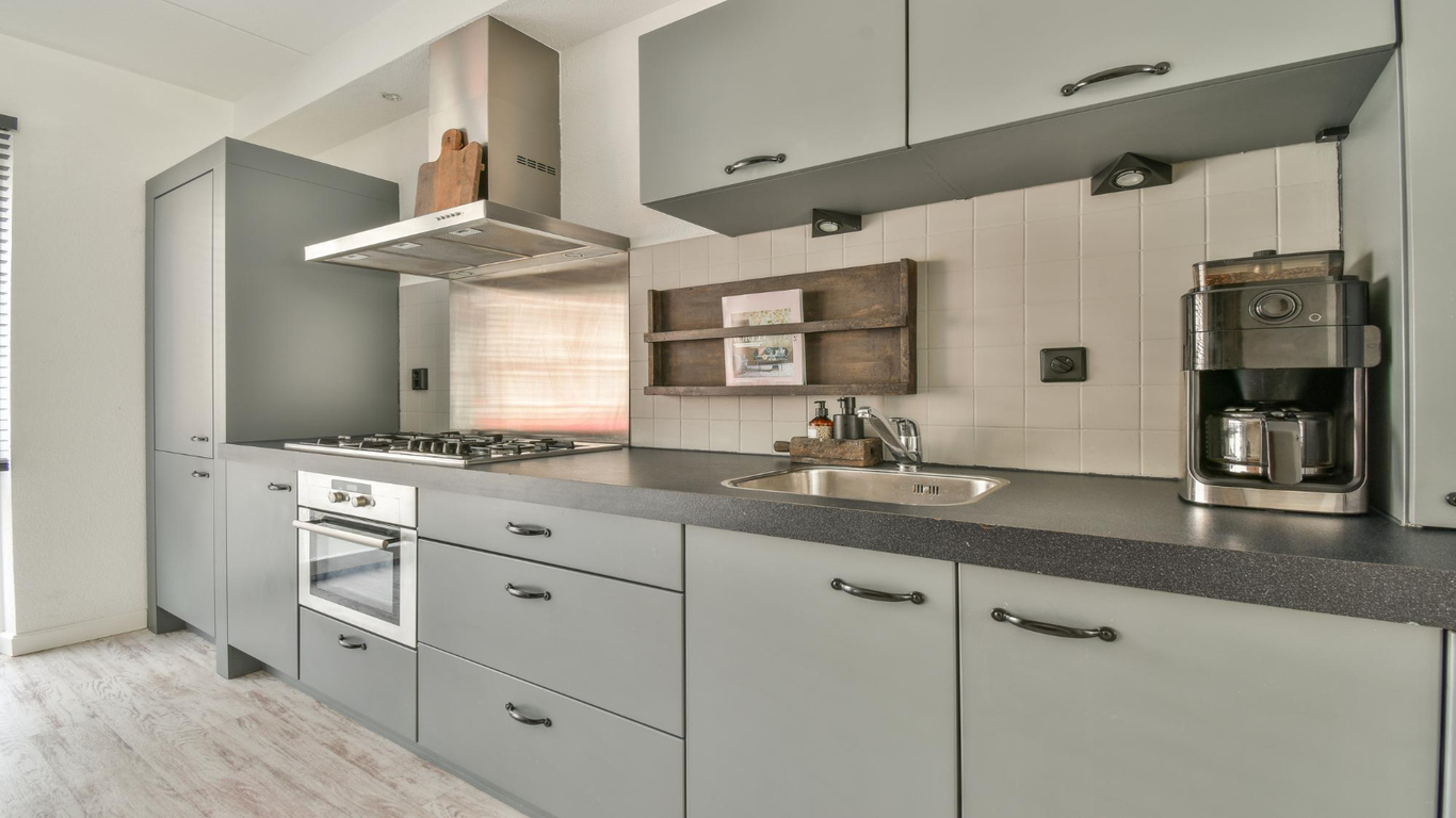 Final Touches-Decorating the Kitchen Cabinets