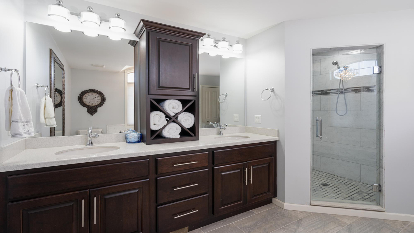 Choosing the Perfect Narrow Bathroom Vanity for Your Home